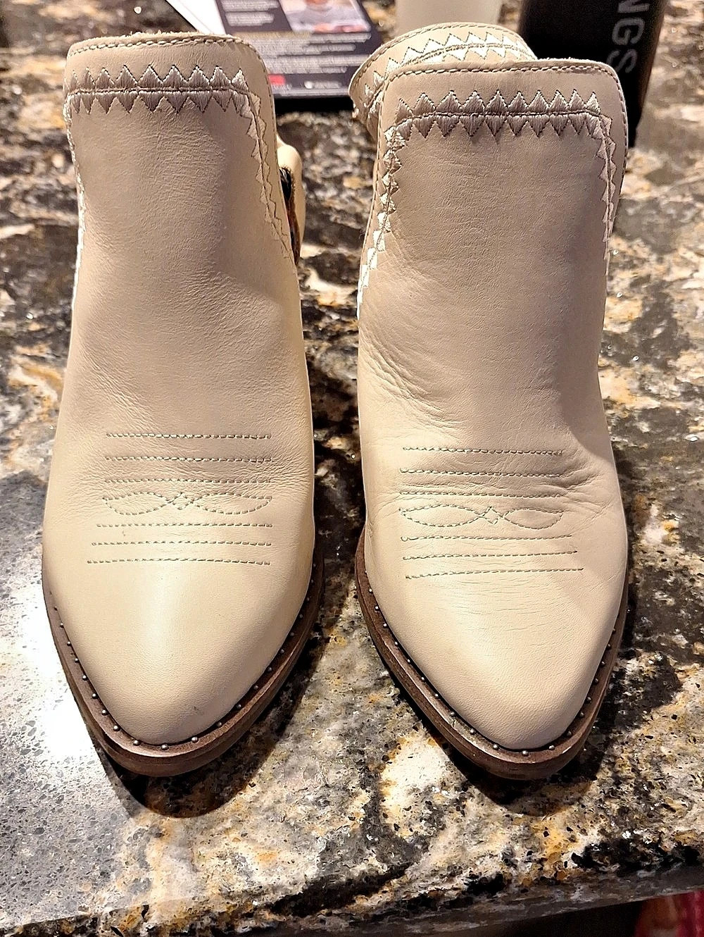 Dingo Off-White Slingback Heel Bootie in Cream & Brown Sz 9